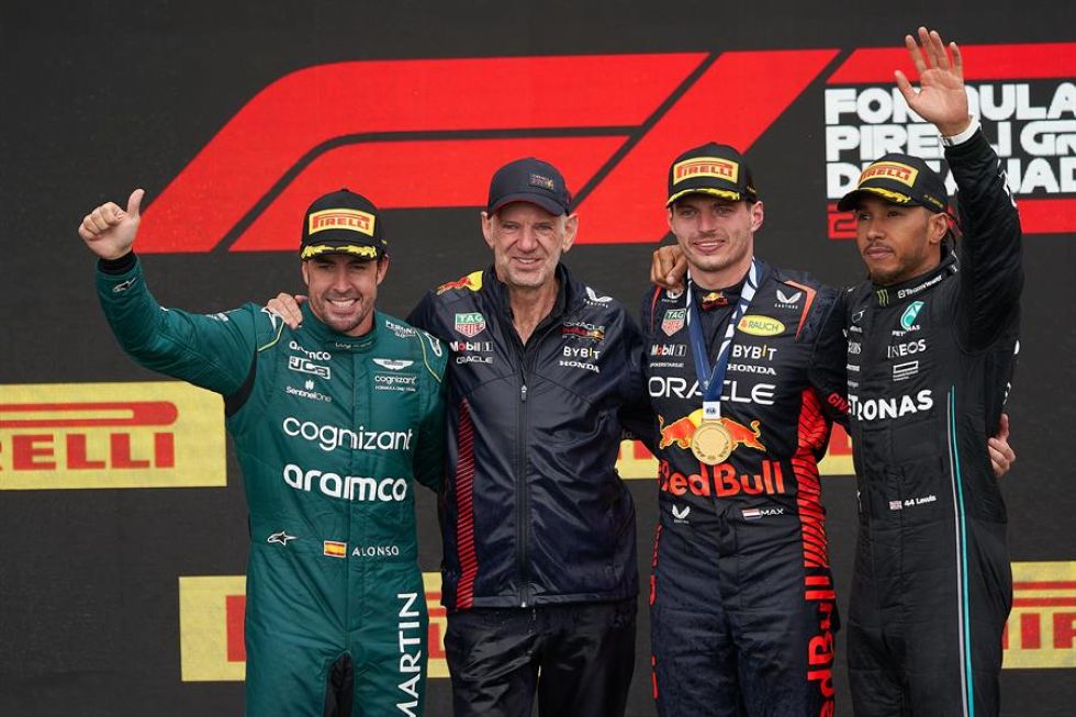Max Verstappen (2d) posa en el podio junto a Fernando Alonso (i), Pierre Wache (2i) y Lewis Hamilton (d).