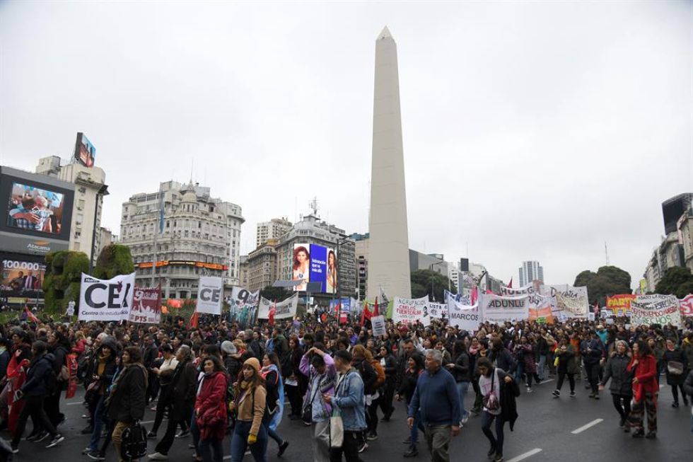 Manifestantes protestan contra la reforma de la Constitución provincial de Jujuy, hoy, en Buenos Aires.