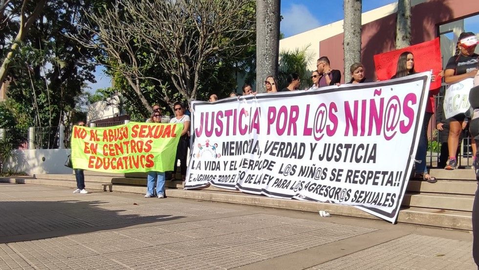 Padres de familia protestaron este jueves en puertas del colegio Alemán de Santa Cruz.