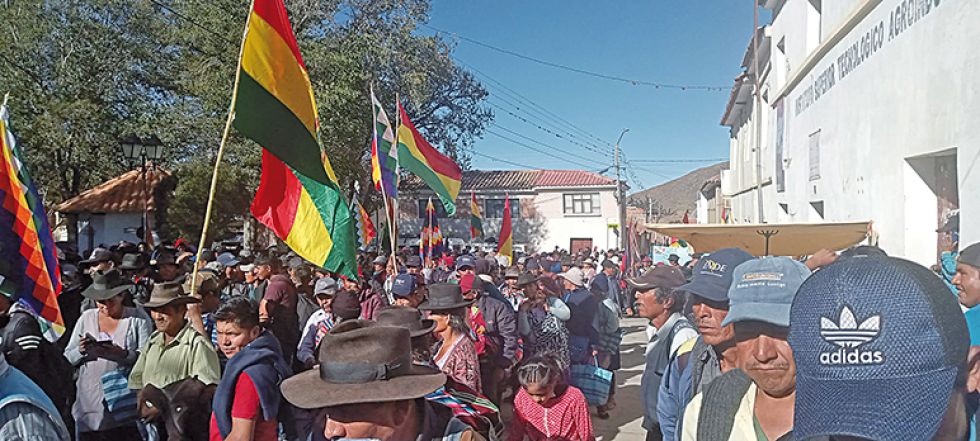 PROTESTA. Una imagen del cabildo que se celebró ayer en la plaza 12 de marzo de Tarabuco.