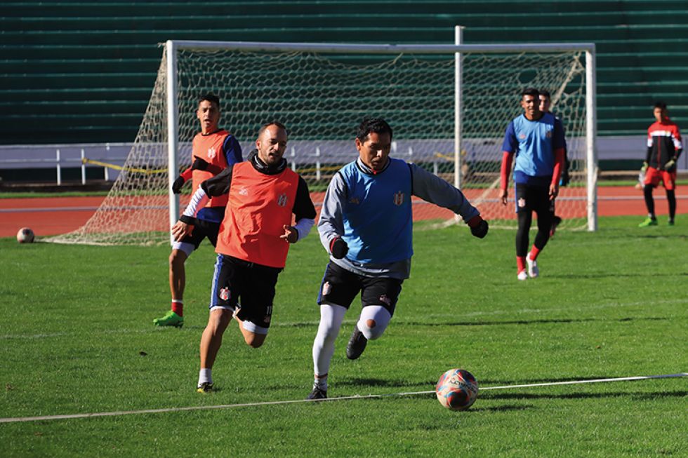 El equipo albirrojo en uno de sus últimos entrenamientos en el estadio Patria, donde el lunes recibirá a Guabirá por la fecha 17 de la Liga.