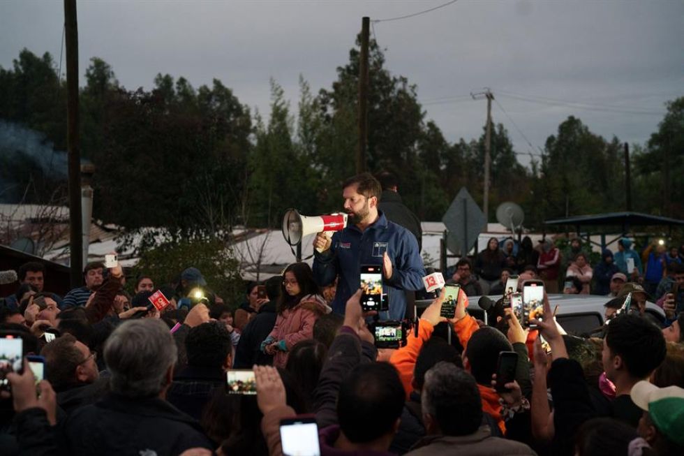 El presidente de Chile, Gabriel Boric, durante su visita a vecinos afectados por inundaciones en el poblado La Chinga, Rengo.
