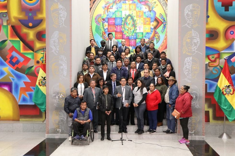 El ministro Edgar Pary y representantes de otros sectores durante la conferencia de prensa de este lunes.