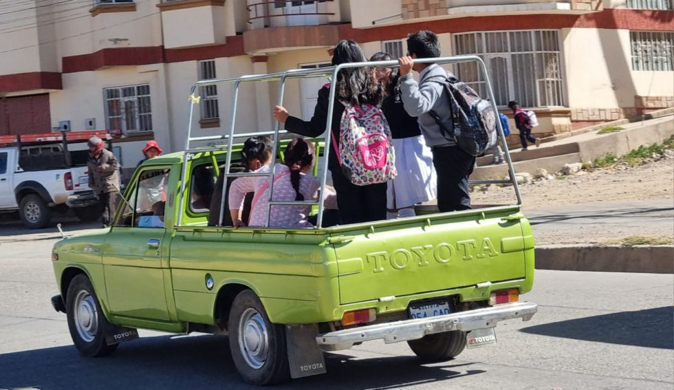 Padres de familia tuvieron que utilizar camionetas para llevar a los estudiantes ante el repliegue de micros.