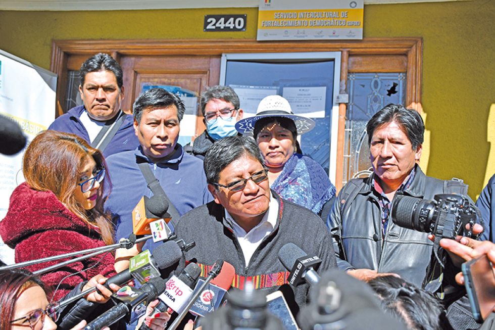 POLÍTICA. Los dirigentes nacionales del MAS, tras entregar su convocatoria al TSE.