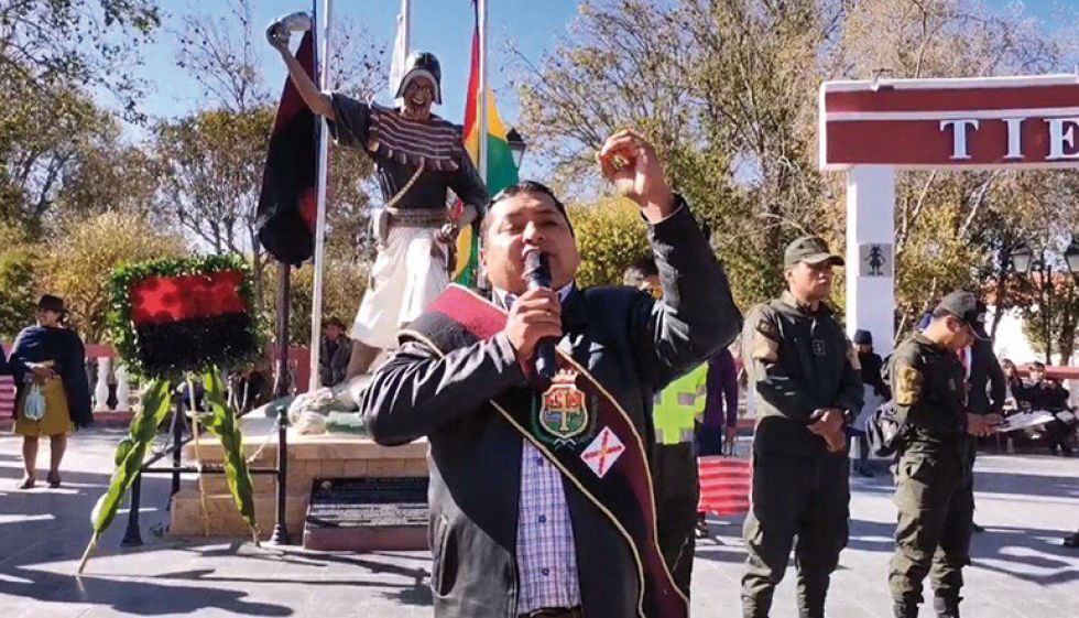 TARABUCO. El alcalde Ariel Siles, durante su discurso por el 445 aniversario del municipio.