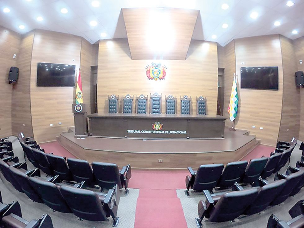 ATRIBUCIÓN. El TCP que tiene sede en Sucre, es considerado el guardián de la Constitución Política del Estado.