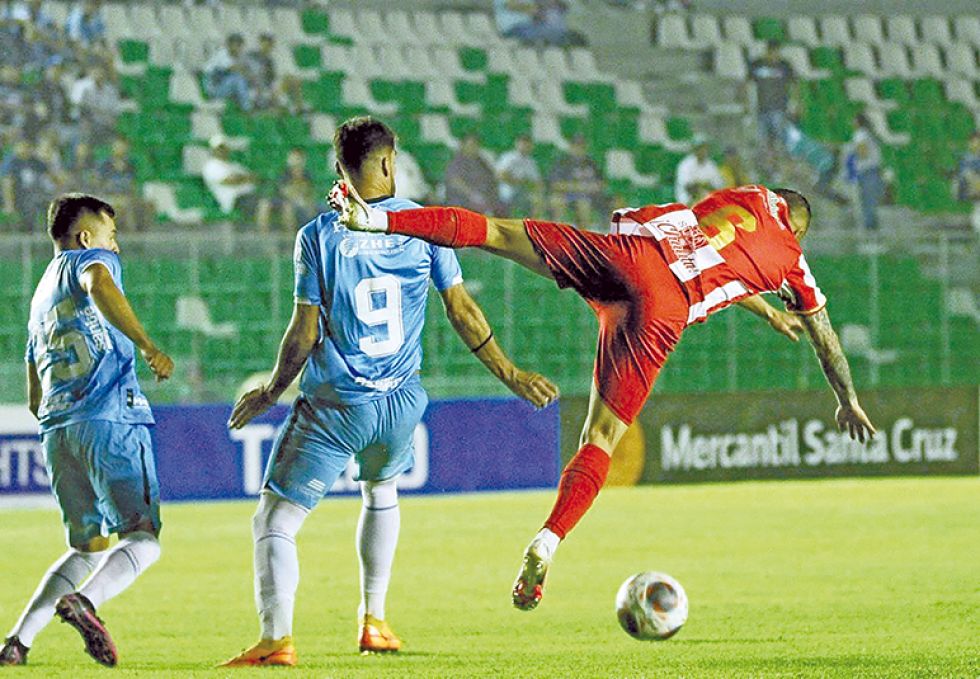 Un pasaje del partido jugado anoche en el Tahuichi entre la academia cruceña y el albirrojo.