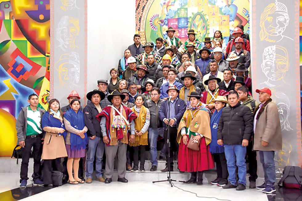 POSTURA. Los dirigentes de la COB y el Pacto de Unidad, ayer, en la Casa Grande del Pueblo.
