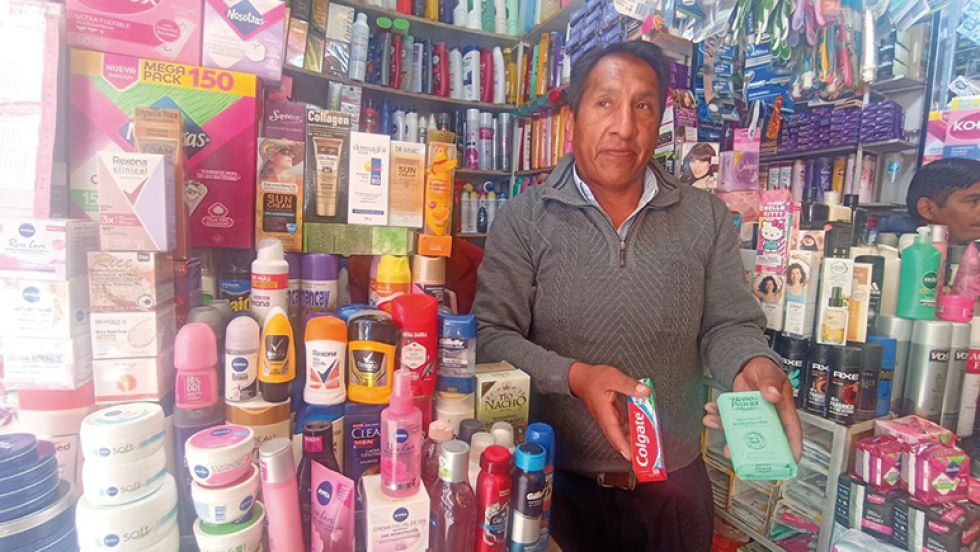 MERCADO. Un vendedor muestra algunos de los productos con alta demanda que subieron de precio.