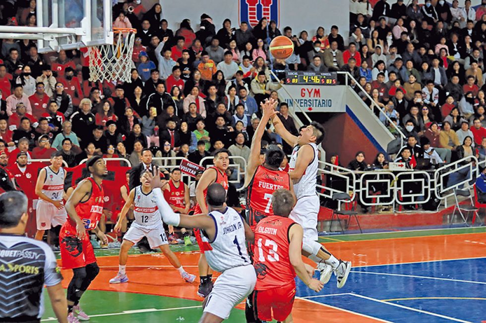 Un pasaje del partido jugado anoche entre la “U” y Pichincha en el coliseo Universitario de la plazuela Zudáñez.