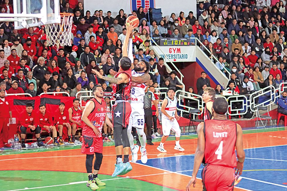 Un pasaje del partido jugado anoche entre la “U” y Pichincha en el coliseo Universitario de la plazuela Zudáñez.