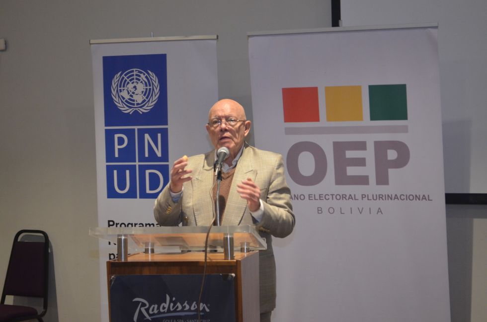 El presidente del TSE, Óscar Hassenteufel, en el taller nacional desarrollado este jueves en la capital cruceña.