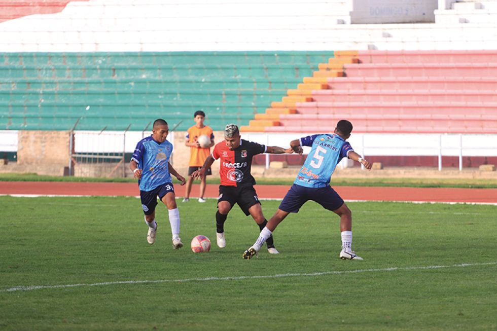 El colombiano Kevin Nieto (c) controla el balón ante la marca de dos jugadores de Nacional Sucre ayer, en el estadio Patria.