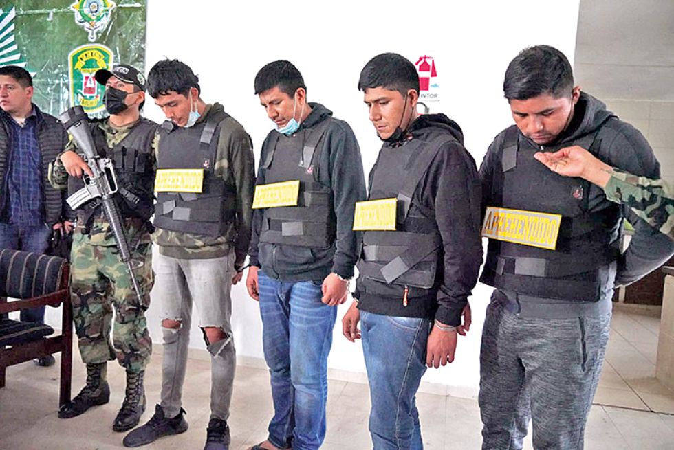 PROCESADOS. Los miembros de la banda de narcos fueron presentados ante los medios.