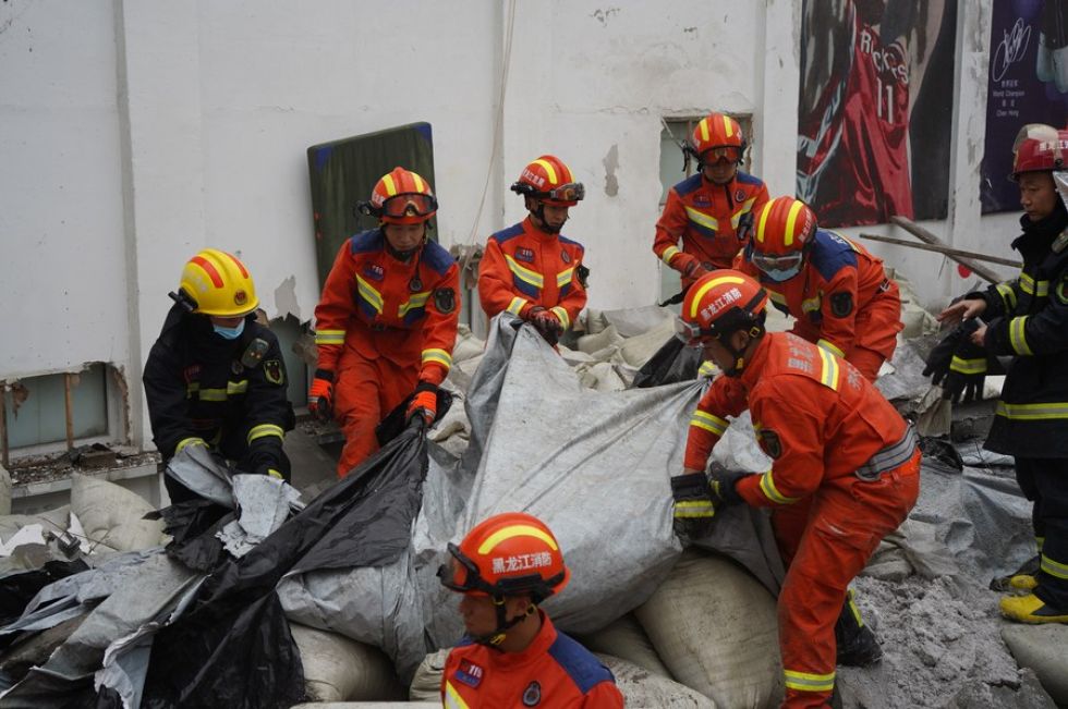 Al menos nueve muertos tras el derrumbe del techo de un centro ...