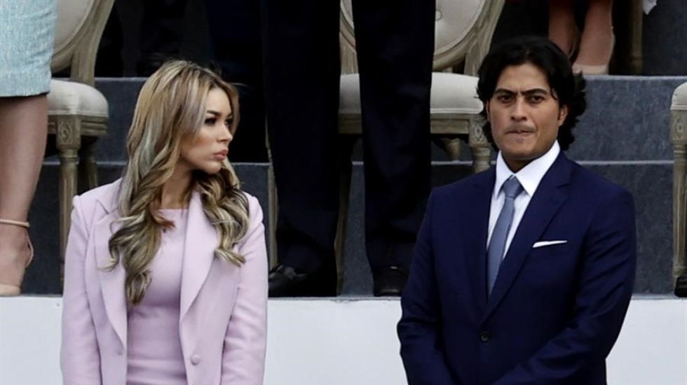Nicolás Petro Burgos, hijo del presidente Gustavo Petro (d) junto a su exesposa Day Vásquez (i).