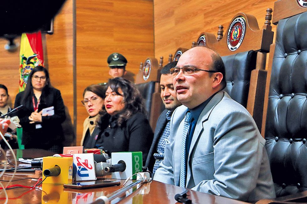 SENTENCIA. El presidente Paul Franco (d) y los magistrados del TCP en la conferencia de prensa, ayer.