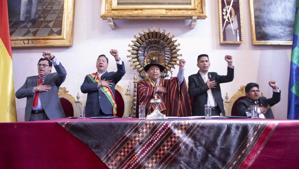 Las autoridades del Ejecutivo y Legislativo en la Sesión de Honor por el 6 de Agosto.