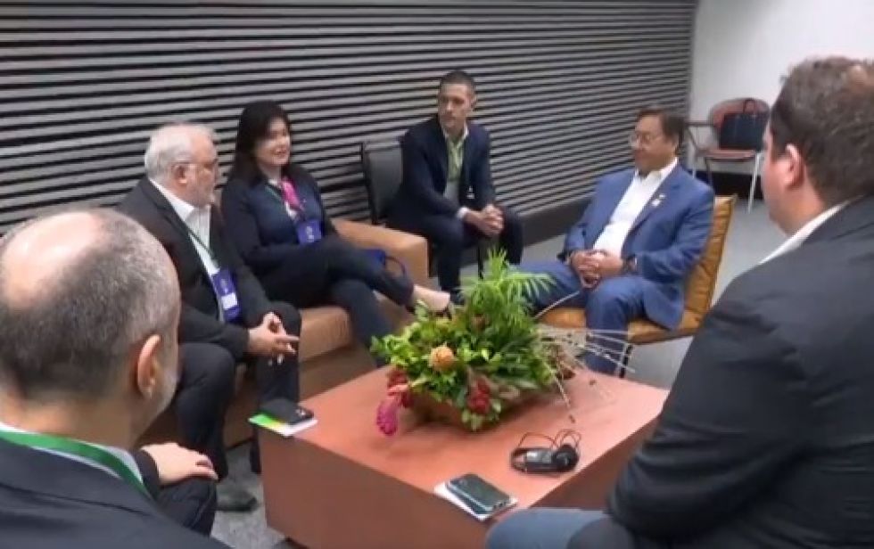 El presidente Luis Arce en una reunión con ejecutivos de Petrobras.