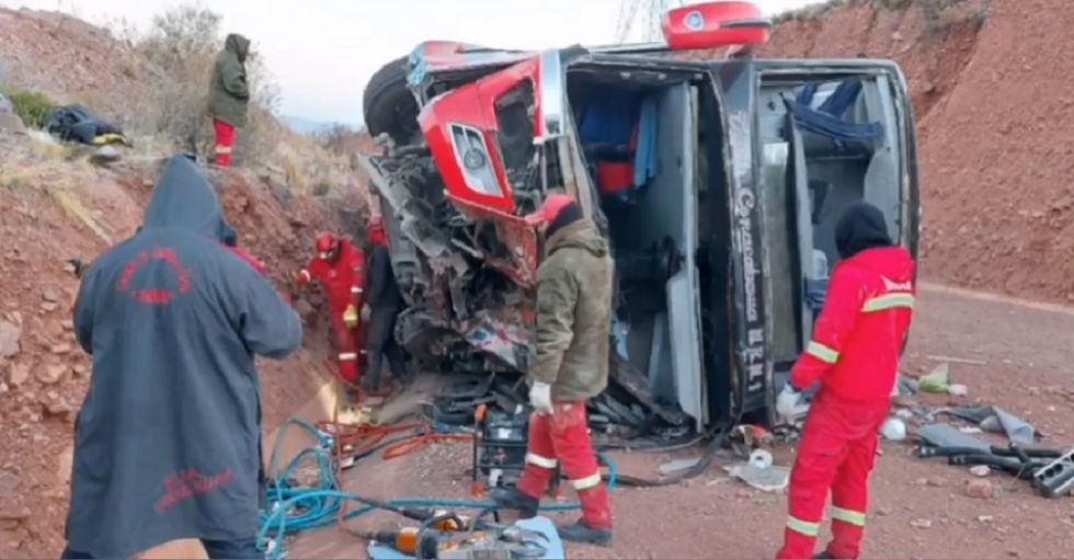 El bus volcado cerca de la población potosina de Macha. 