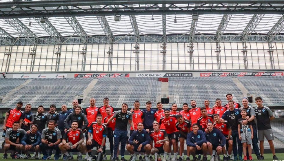 El plantel de Bolívar en el reconocimiento del estadio Ligga Arena de Curitiba. 