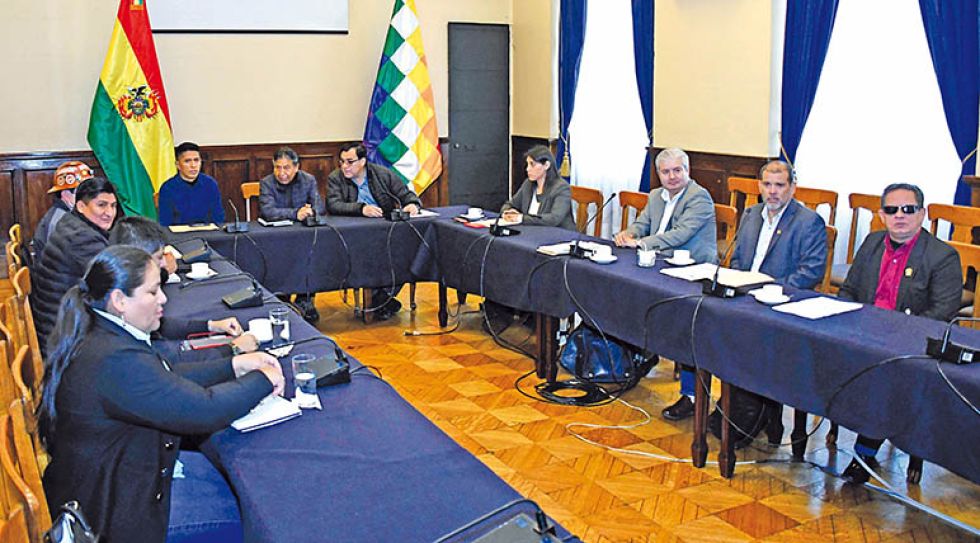 DIÁLOGO. El vicepresidente David Choquehuanca, las cabezas del Senado y la Cámara de Diputados, con los jefes de bancada del MAS, CC y Creemos.