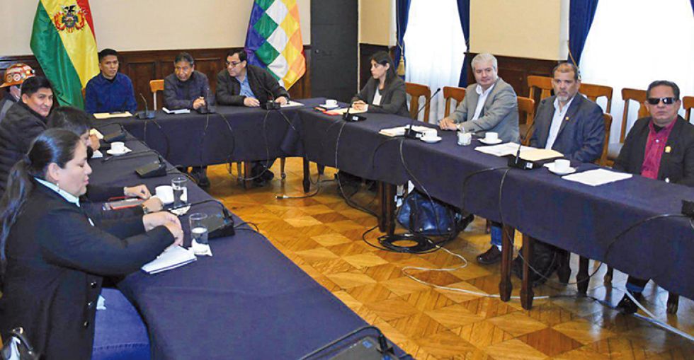 SESIÓN. La reunión de los presidentes de ambas cámaras con el Vicepresidente la anterior semana.