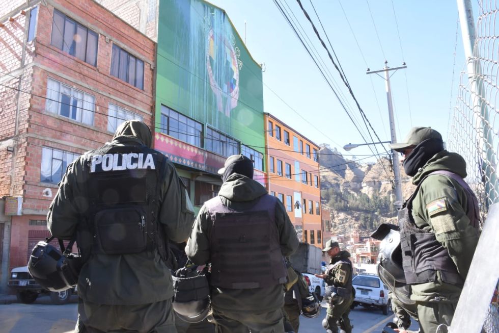 Policías custodian el mercado paralelo de coca en Villa El Carmen, en La Paz.