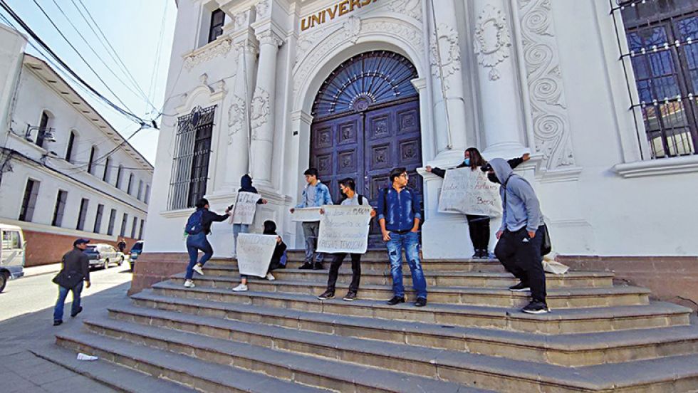 RECLAMO. La toma del edificio central de San Francisco Xavier por un grupo de estudiantes, ayer.