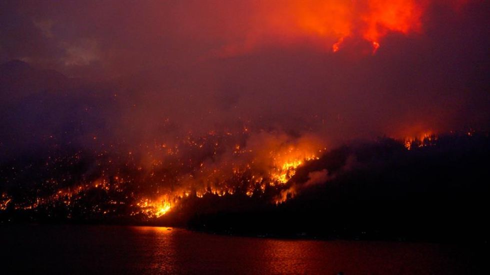 Imagen cedida por la oficina de incendios forestales canadiense de un incendio en El Lago Adams.