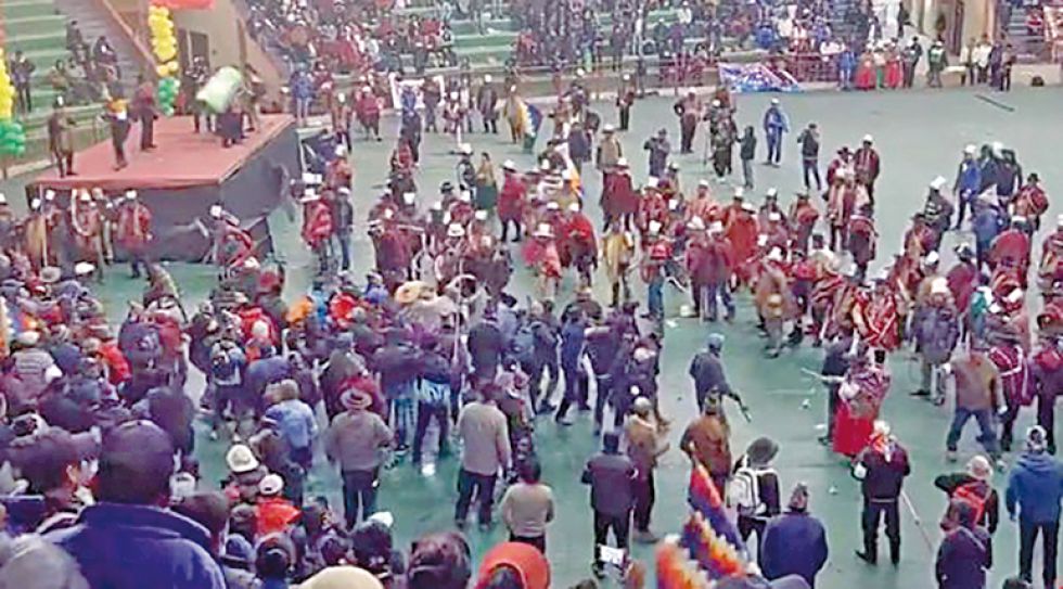 ENFRENTAMIENTO. El congreso de la Csutcb se realiza en el coliseo Héroes de Octubre en El Alto.