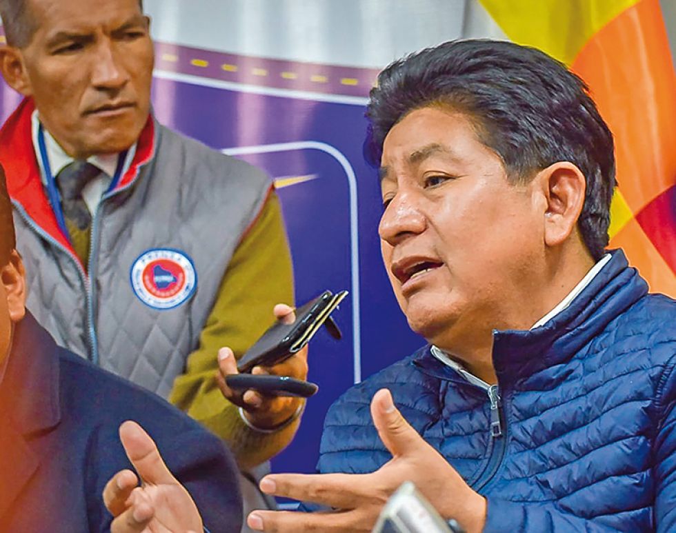 INFORME. El ministro de Obras Públicas, Edgar Montaño, ayer, en una conferencia de prensa.