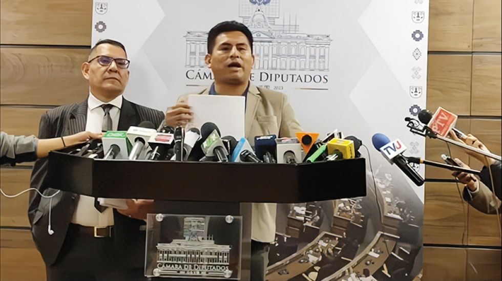 EVISTA. El diputado Gualberto Arispe (MAS), ayer, en una conferencia de prensa.