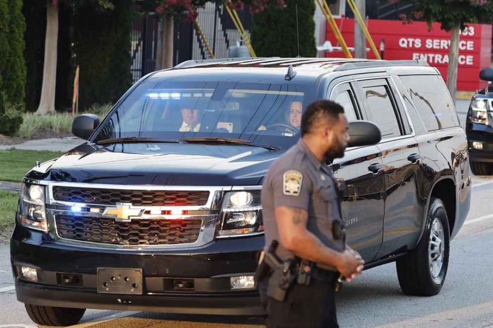 El vehículo que transporta al expresidente estadounidense Donald Trump llega a la cárcel del condado de Fulton.