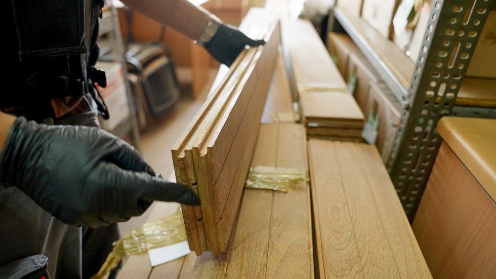 La droga incautada en Polonia estaba oculta en tablas de madera para piso.