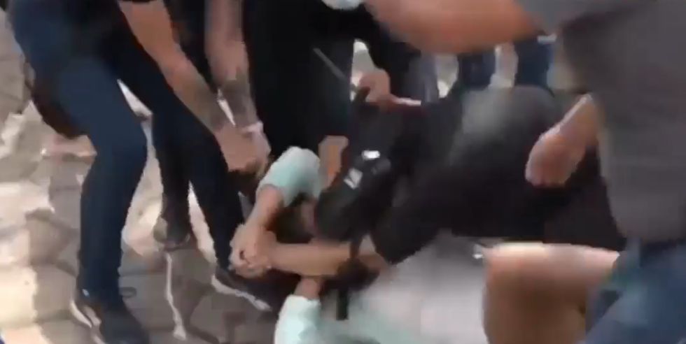 La asambleista cruceña Muriel Cruz cuando fue golpeada por un grupo de personas.