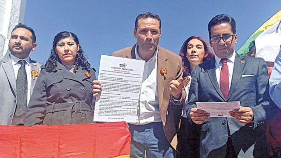 Zambrana (al centro) cuando B3R lanzó, el 6 de Agosto, una proclama de unidad en Sucre.