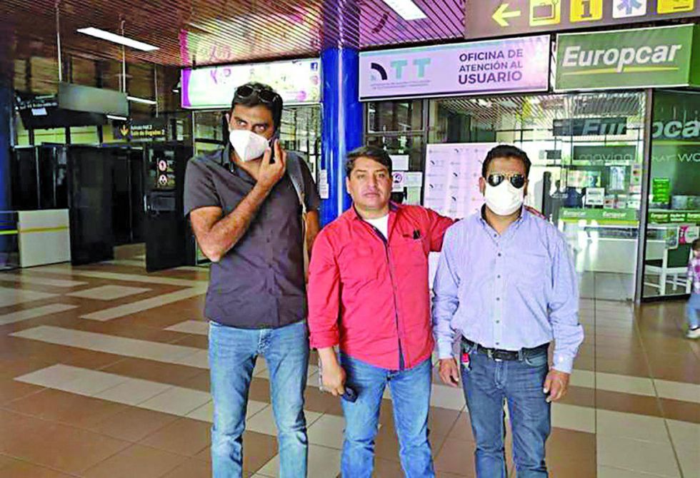 EVIDENCIA. Osvaldo Mariscal Barrios (c.) se tomó esta foto en medio de los paquistaníes con quienes estaba haciendo negocios.