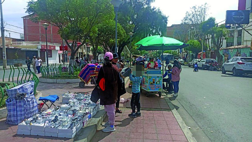 ACTIVIDADES. El comercio, las bicicletas y la actividad física coincidieron ayer en el Día del Peatón.