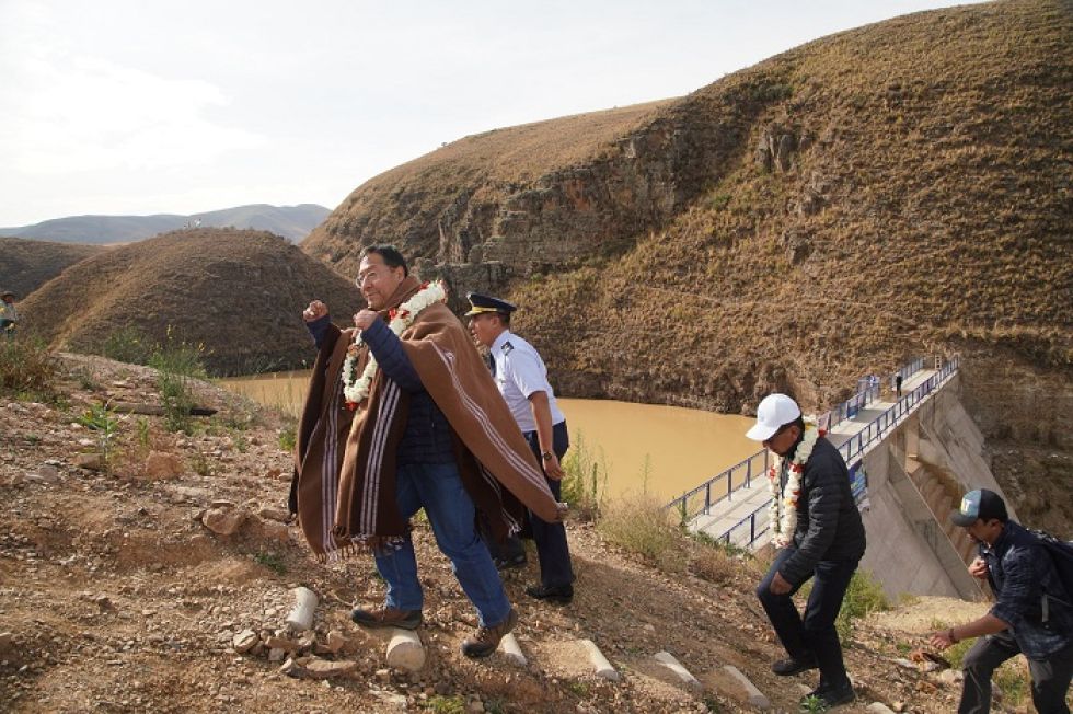 El presidente Luis Arce en la represa Tijraska, en el municipio de Anzaldo, Cochabamba.