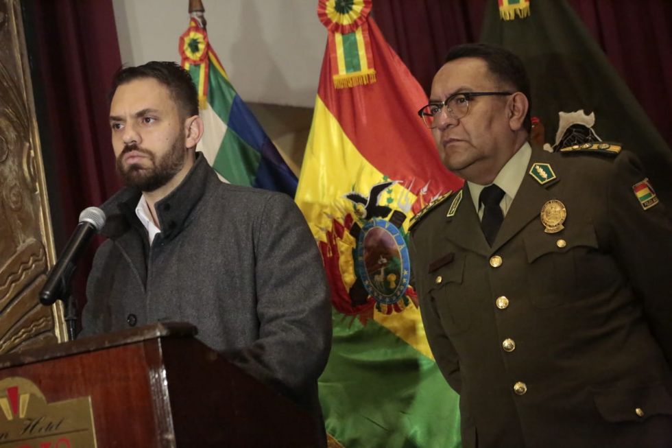 El ministro Eduardo Del Castillo (i) habló sobre los últimos operativos policiales.