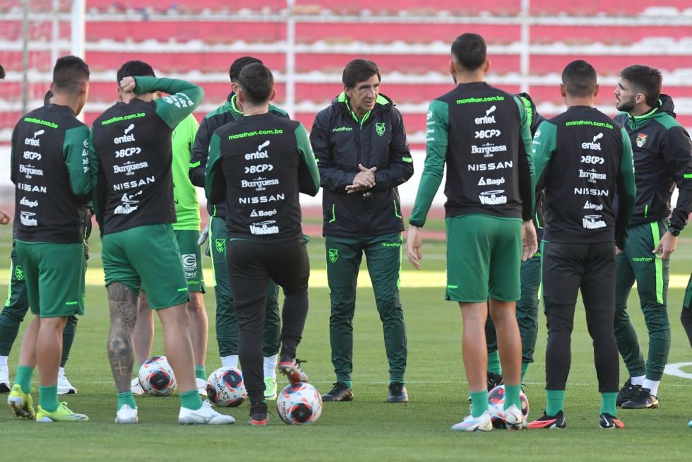 Costas y los jugadores de la Selección, este sábado en el Siles.