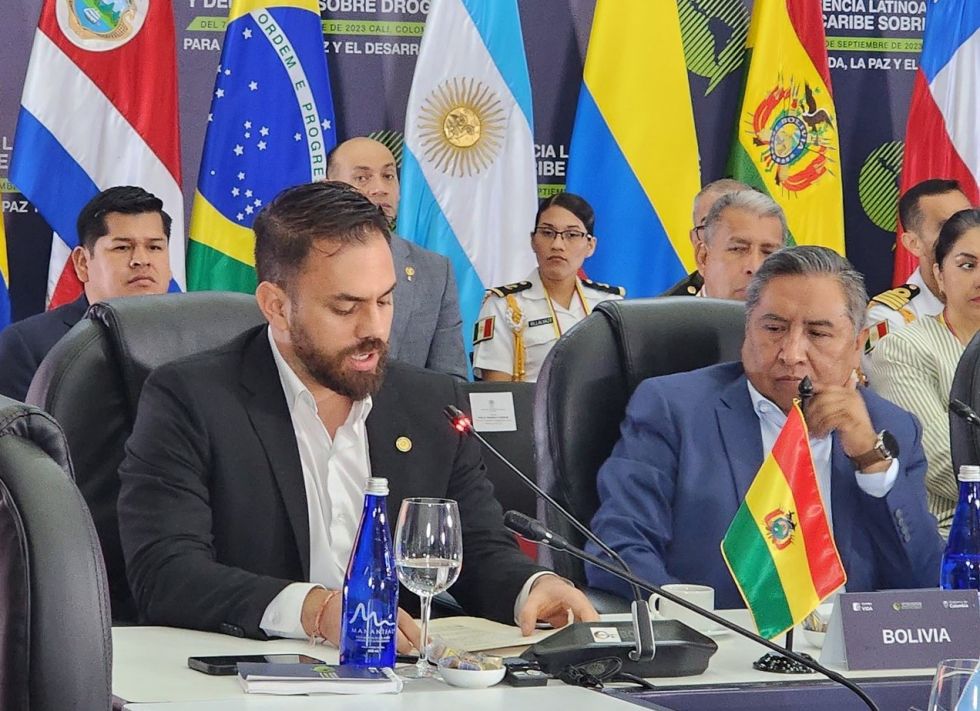 Los ministros Eduardo Del Castillo y Rogelio Mayta, en su intevención en la Conferencia sobre las drogas en Cali.