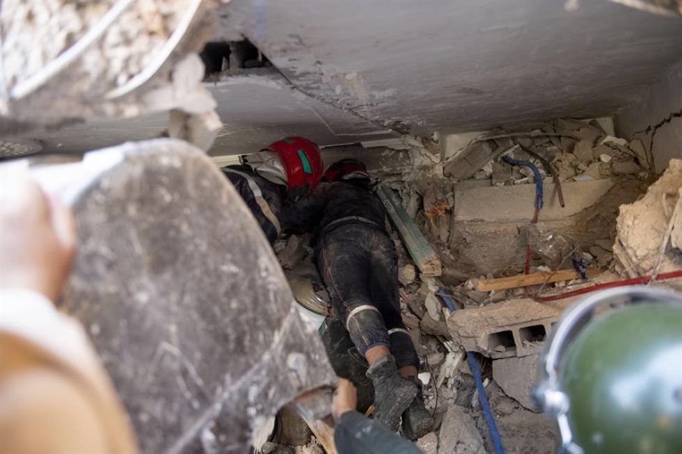 Los equipos de rescate buscan sobrevivientes.