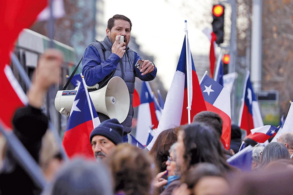 MARCHA. Familiares de víctimas del golpe militar salieron ayer a protestar por las calle de Santiago.