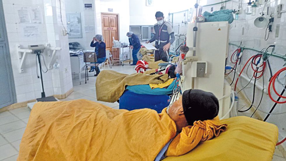 TRATAMIENTO. Tres veces por semana los pacientes renales acuden al servicio de hemodiálisis.