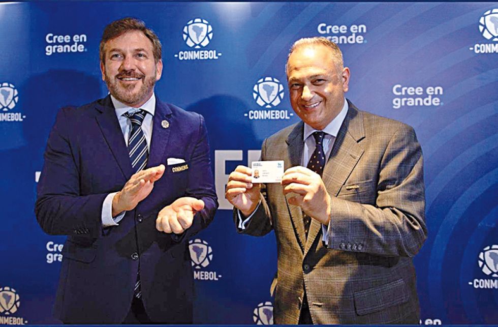 Alejandro Domínguez (i), presidente de la Conmebol y Fernando Costa, titular de la FBF.