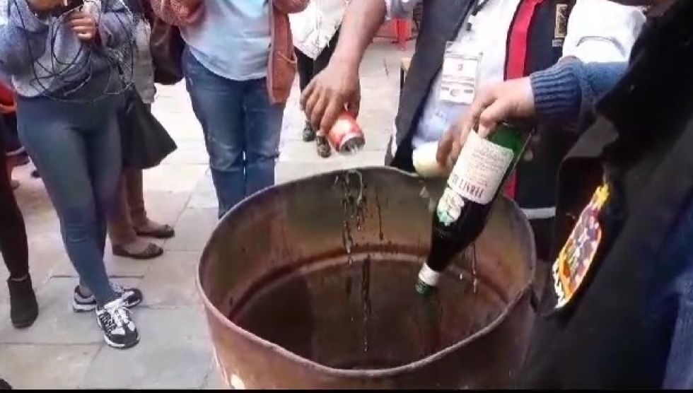 Funcionarios municipales desecharon bebidas de contrabando decomisadas en la Entrada