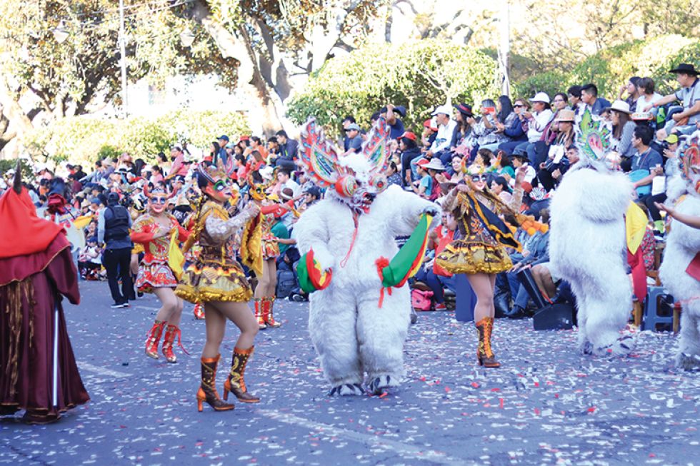 PROCESO. La fraternidad Diablada Masis durante su demostración en la plaza 25 de Mayo.